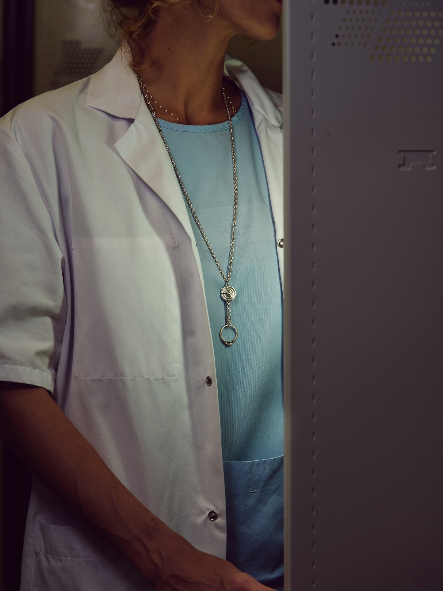 Femme avec le collier Esculape en argent avec une bague