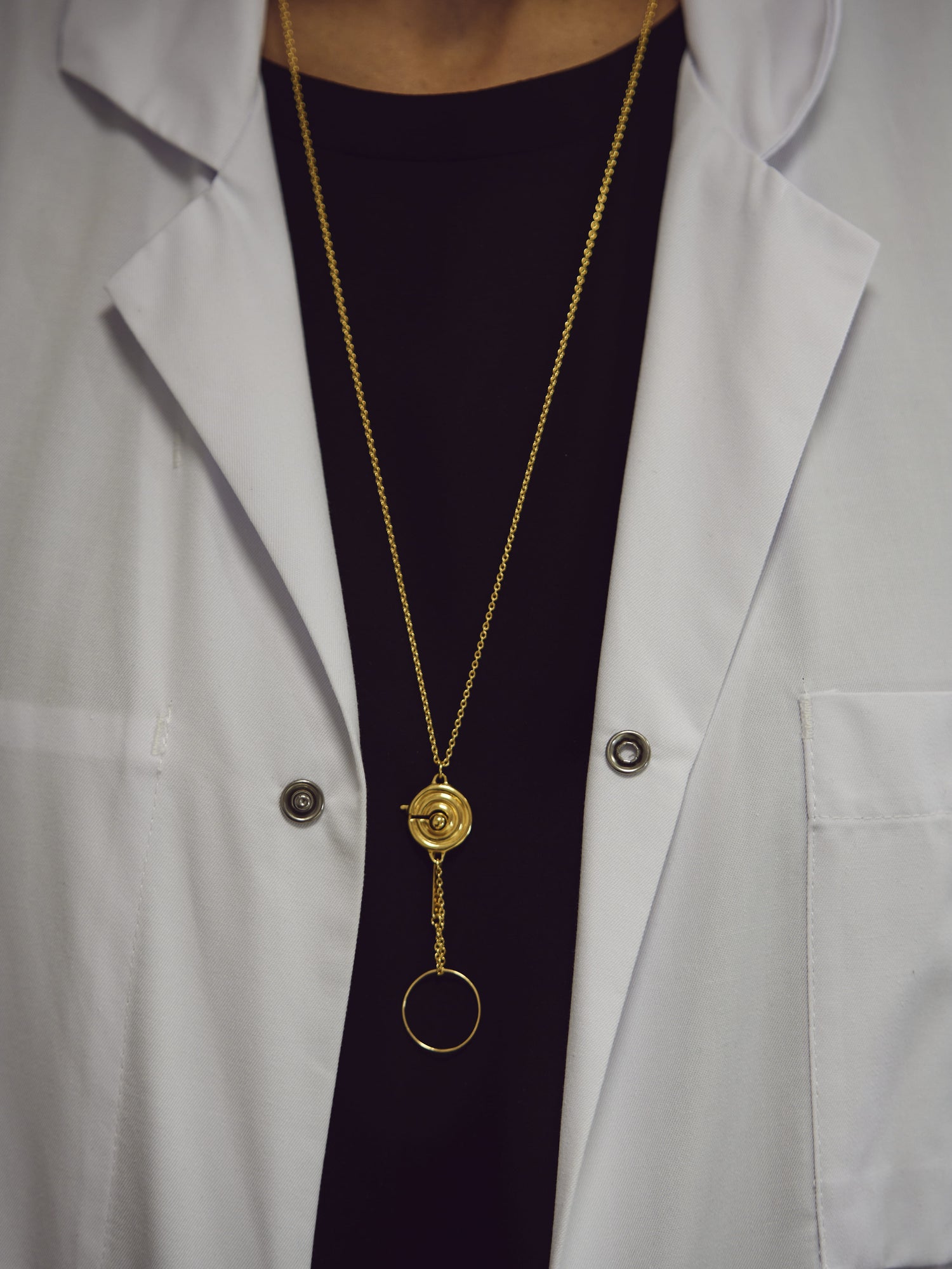 Buste de femme qui porte le bijou Epidaure Working Jewel