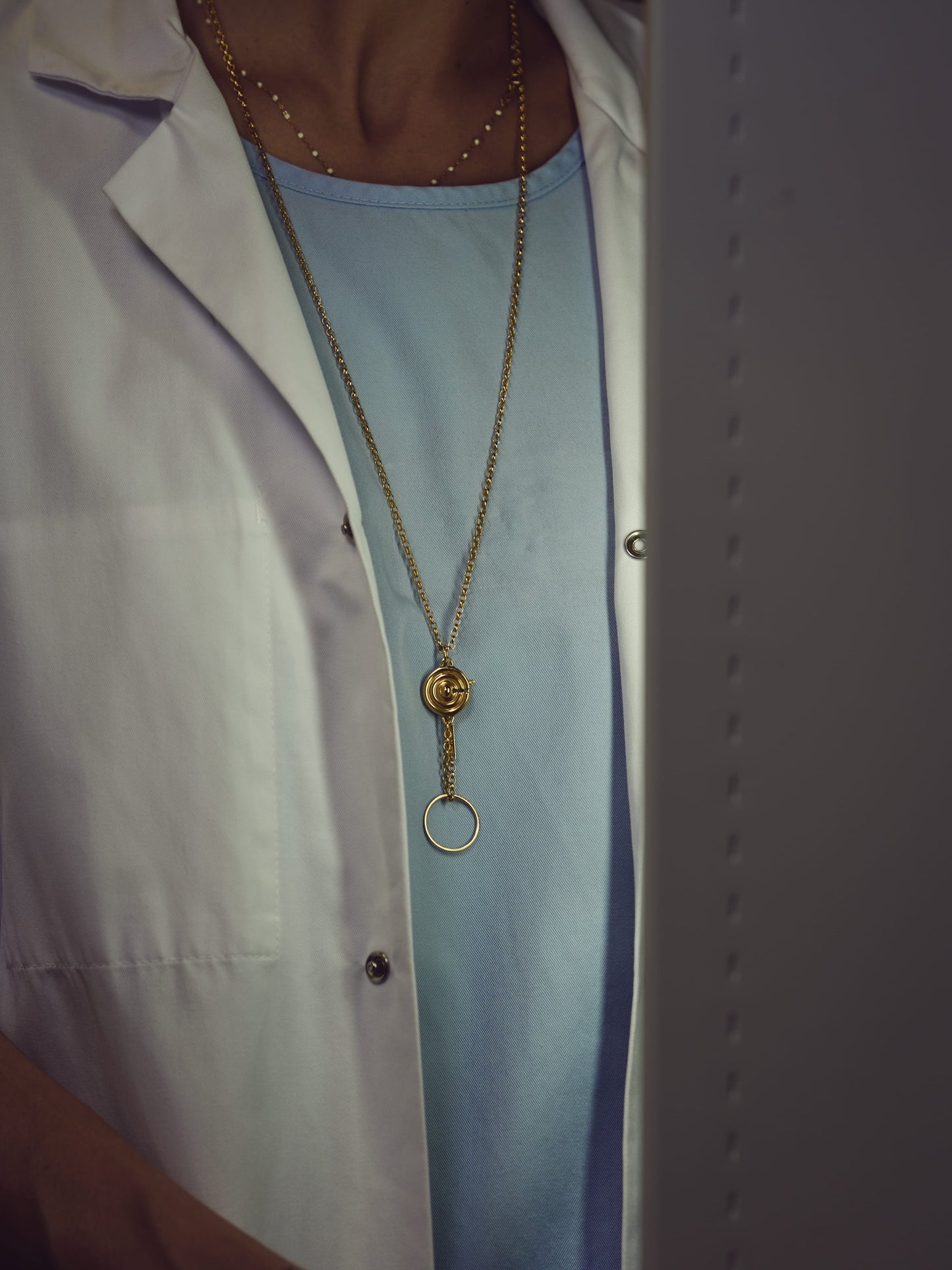 Femme avec le collier Esculape en or plaqué sur argent avec une bague