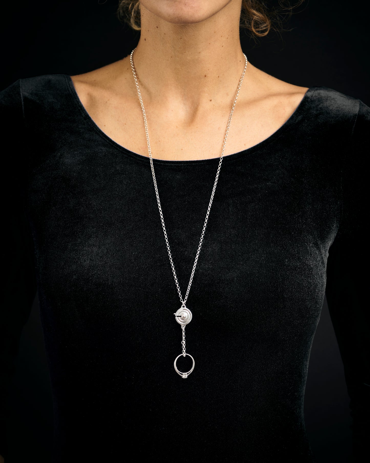 Buste de femme avec le collier Panacée en argent avec une bague