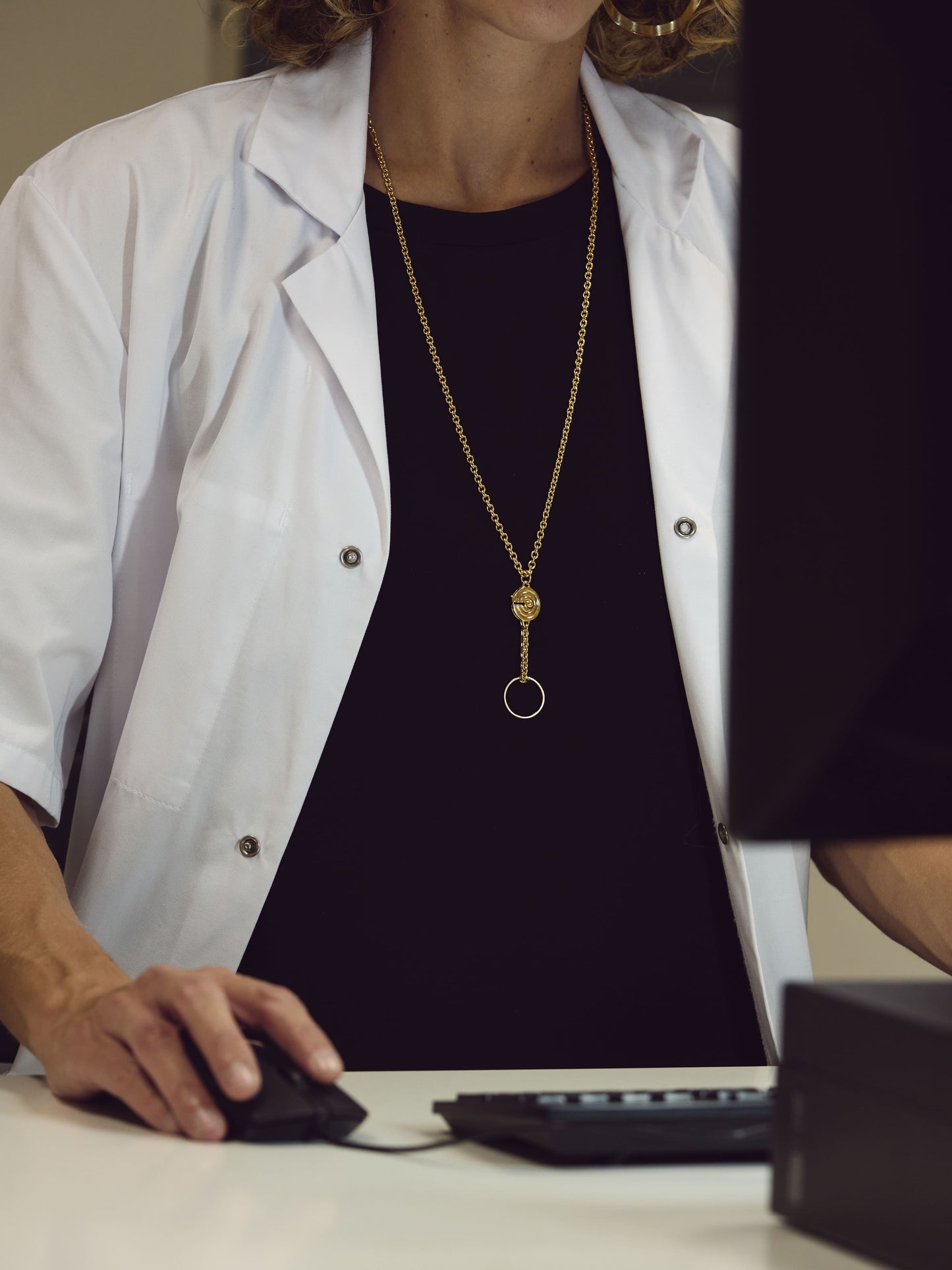 Femme avec le collier Panacée en or plaqué sur argent avec une bague