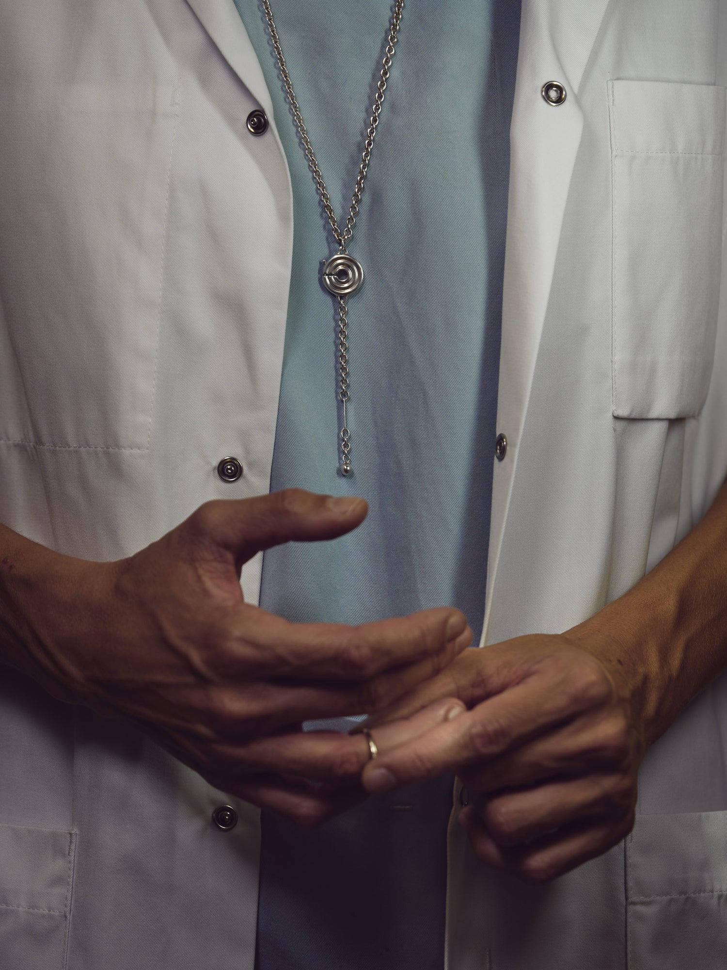 Collier Epidaure porté par une femme qui est entrain d'enlever sa bague