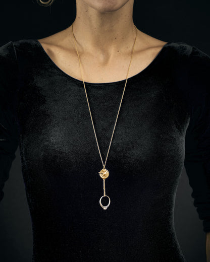 Buste de femme avec le collier Aphrodite en or plaqué sur argent avec une bague
