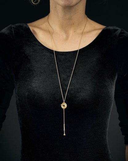 Buste de femme avec le collier Aphrodite en or plaqué sur argent sans une bague