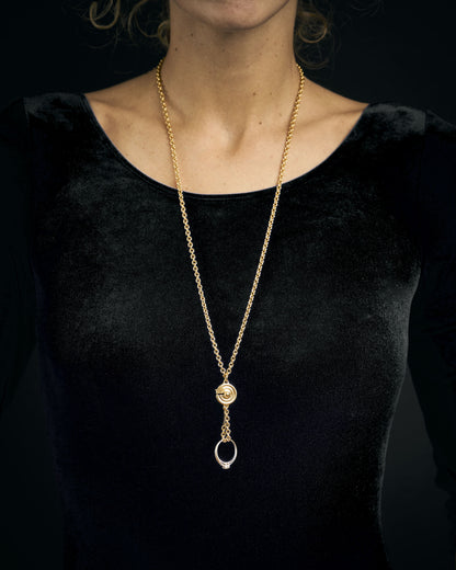 Buste de femme avec le collier Esculape en or plaqué sur argent avec une bague