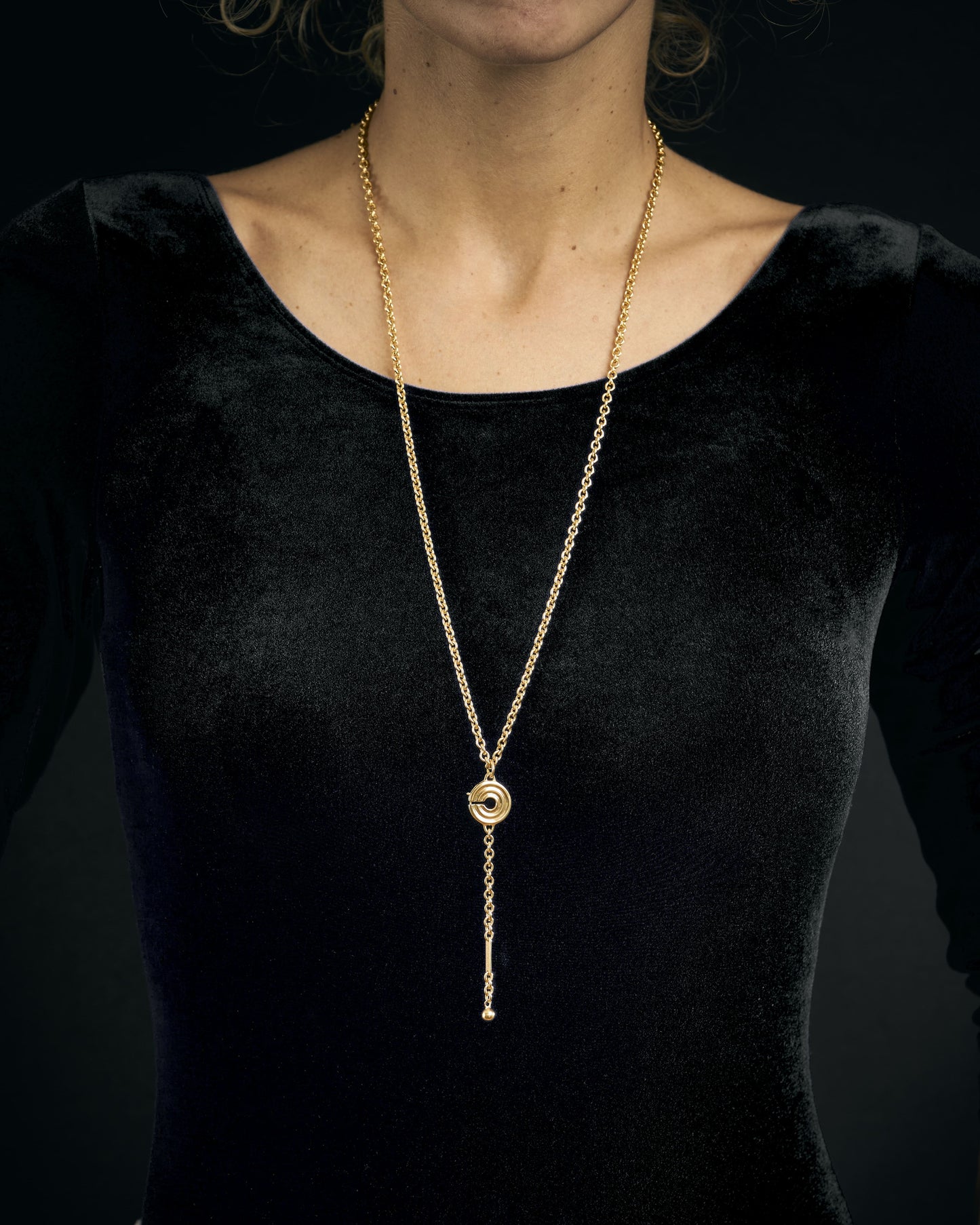 Buste de femme avec le collier Esculape en or plaqué sur argent sans une bague