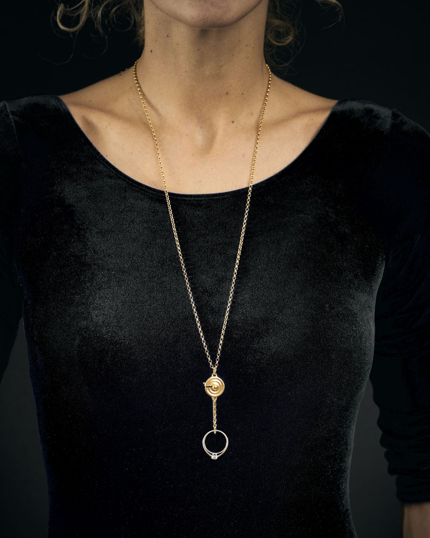 Buste de femme avec le collier Panacée en or plaqué argent avec une bague