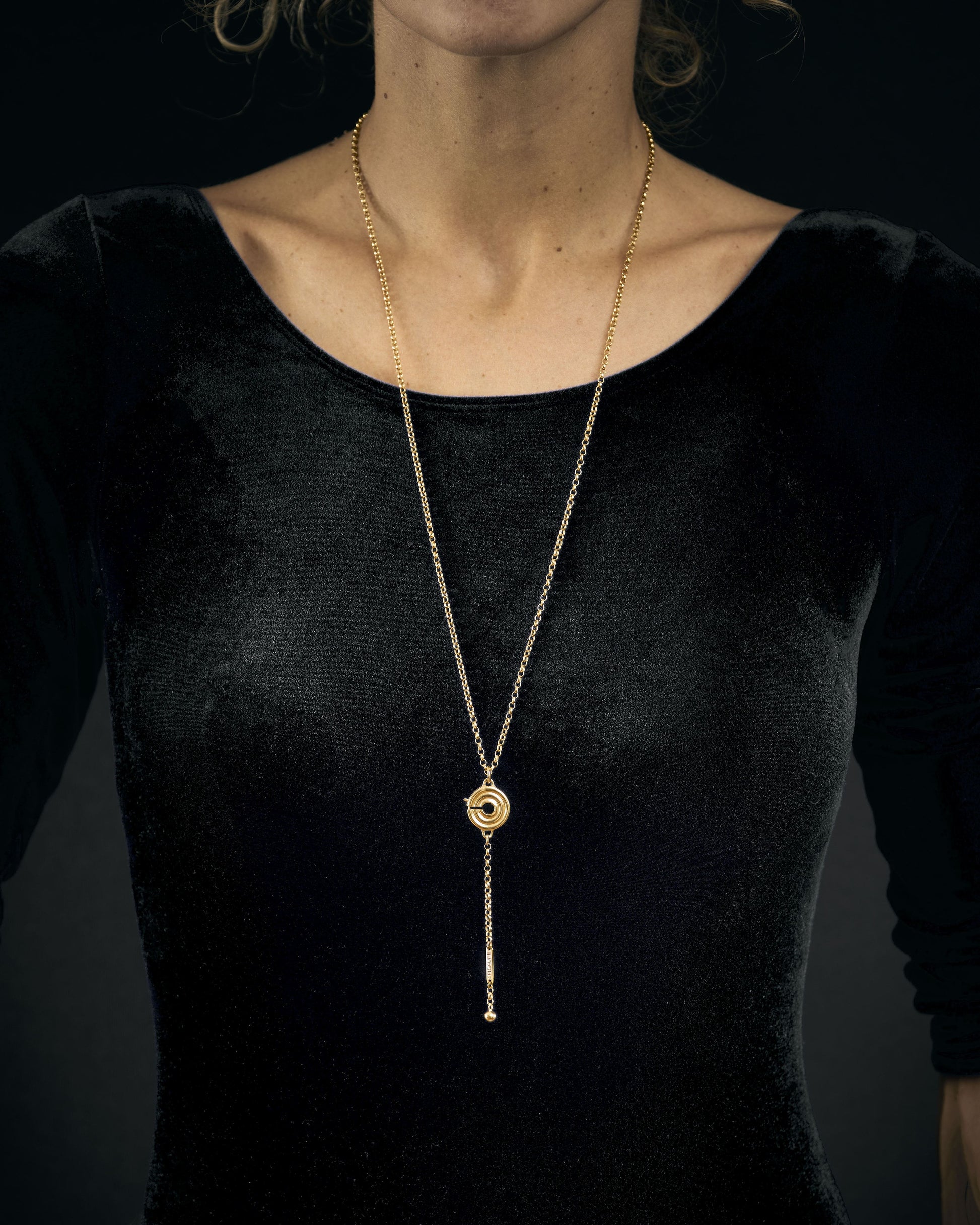 Buste de femme avec le collier Panacée en or plaqué argent sans bague